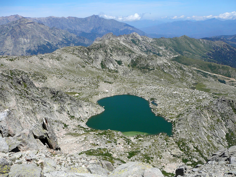 GR 20 le lac de Bastani depuis le sommet. Rando gr 20 Sud Galerie