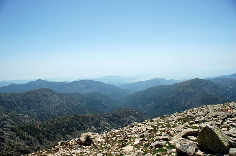 Randonnée en Corse : le sommet du Capu a u Tozzu (2007 m) offre un 360° exceptionnel.