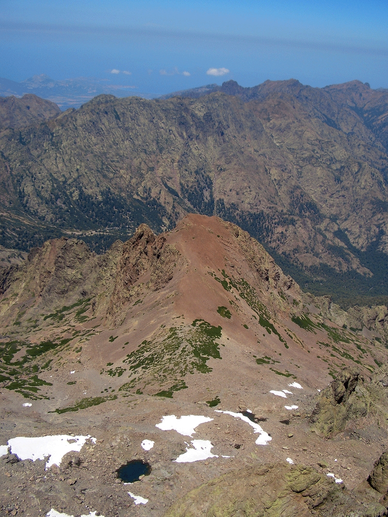 GR 20 Capu Borba depuis le sommet du Monte Cintu (2706 m).