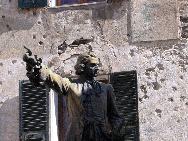 randonnée en corse . J1-La statue de Pascal Paoli rappelle que Corte est la capitale historique de la Corse.