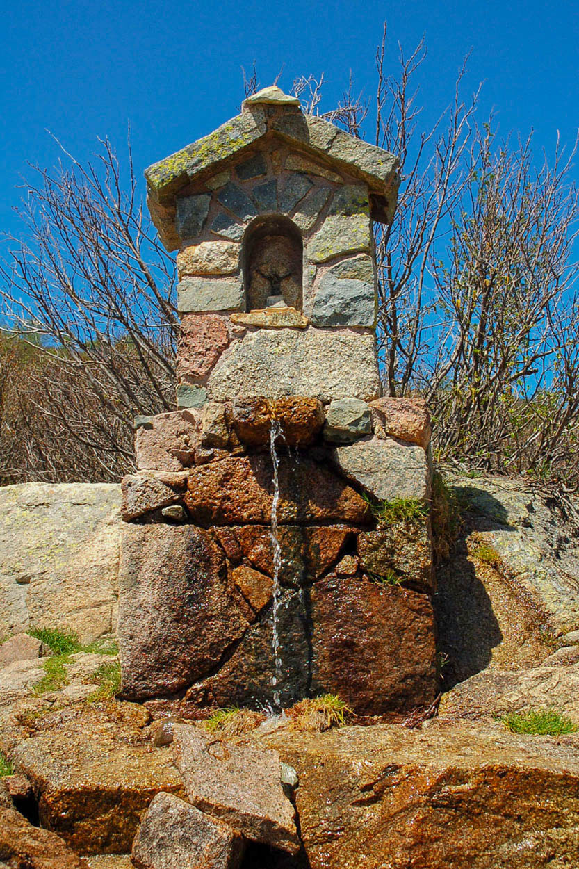 la fontaine du lac de Ninu en rando avec Couleur Corse